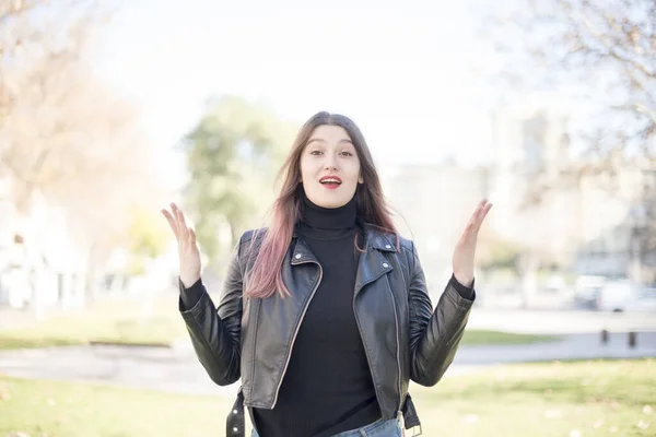 Jovem Bela Mulher Surpreso Parque — Fotografia de Stock