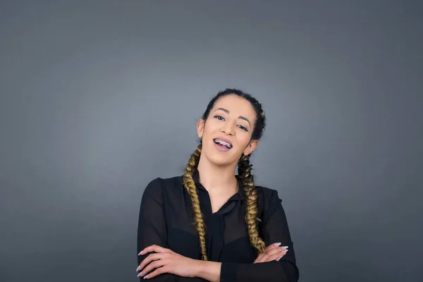 Chica Morena Cara Feliz Sonriendo Con Los Brazos Cruzados Mirando — Foto de Stock