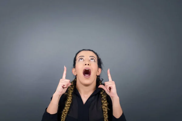 Mulher Despreocupada Encantadora Com Expressão Positiva Aponta Para Cima Com — Fotografia de Stock