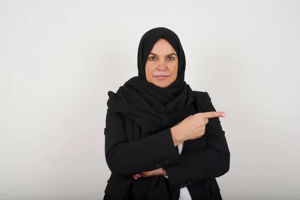 Emocionado Mujer Musulmana Moda Sorprendida Puntos Hijab Negro Felizmente Lado — Foto de Stock