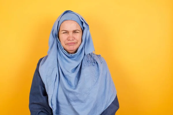이슬람 여성의 표정과 개념에서 배경에 고통과 우울증 그녀의 눈물로 — 스톡 사진