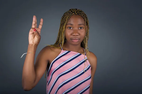Junge Afrikanisch Amerikanische Frau Vor Grauem Hintergrund Die Mit Finger — Stockfoto
