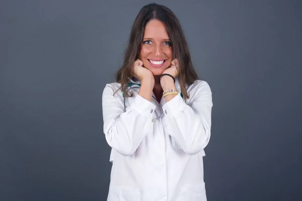 Hayalperest Genç Avrupalı Kadın Doktor Ellerini Çenesinin Altına Bastırıyor Mutlu — Stok fotoğraf