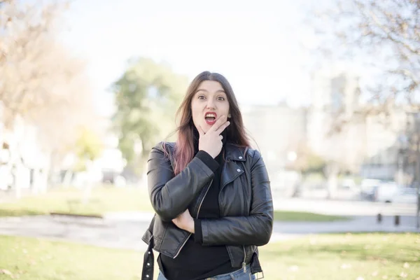 Jonge Mooie Vrouw Verrast Het Park — Stockfoto