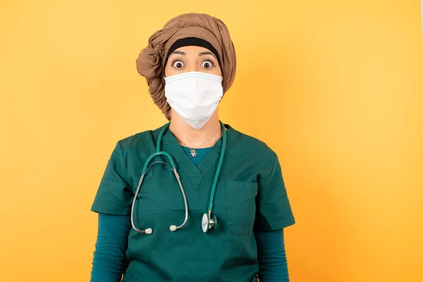 Νεαρή Όμορφη Μουσουλμάνα Γιατρός Πράσινη Ιατρική Στολή Έκπληκτη Και Σοκαρισμένη — Φωτογραφία Αρχείου