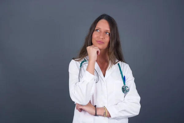 Düşünceli Doktor Kadın Portresi Elini Çenesinin Altında Tutuyor Bir Şey — Stok fotoğraf