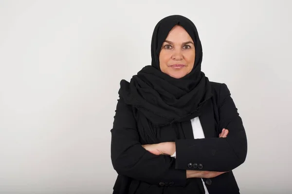 Pas Górę Portret Pięknej Muzułmańskiej Kobiety Czarnym Hidżabie Pozytywnym Wyrazem — Zdjęcie stockowe