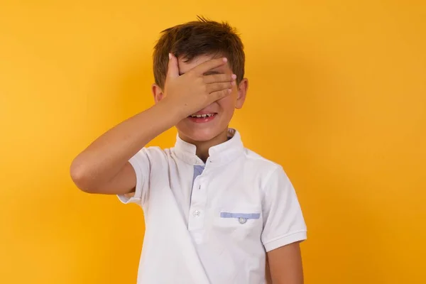 Netter Junge Schließt Augen Vor Gelber Wand — Stockfoto