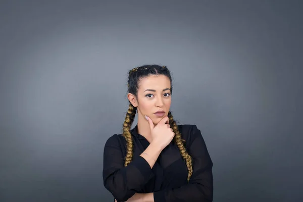 Retrato Mulher Sorrindo Pensativo Mantém Mão Sob Queixo Olha Diretamente — Fotografia de Stock