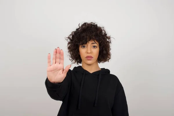 Junge Schöne Frau Macht Stop Geste Mit Der Handfläche Warnausdruck — Stockfoto