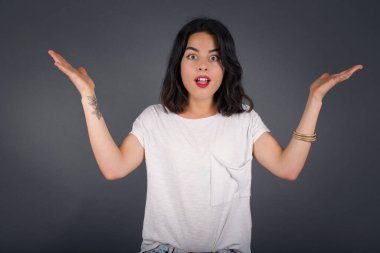 Başarı, başarı konsepti. Neşeli orta yaşlı kadın ellerini kaldırıyor, mutluluk dolu gözleriyle büyük başarılarını kutluyor. Resmi olarak giyinmiş çekici beyaz kadın..