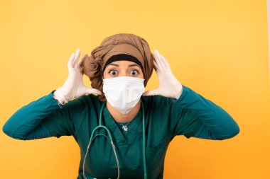 Heyecanlı, neşeli, yeşil üniformalı güzel Müslüman doktor kadın, iyi haberler aldıktan sonra çığlık atıyor, ellerini başının üstüne koyuyor, buna inanamıyorum..