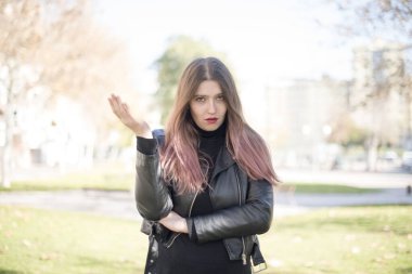 Genç ve güzel bir kadının parkta kafası karışmış.