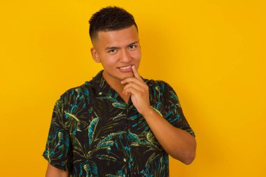 Kaygısız, başarılı İspanyol adam, kendine güvenen, kendine güvenen, dokunaklı, dik dik bakan, başını eğen beyaz dişli bir işadamının nasıl mutlu olduğu hakkında ders veriyor.