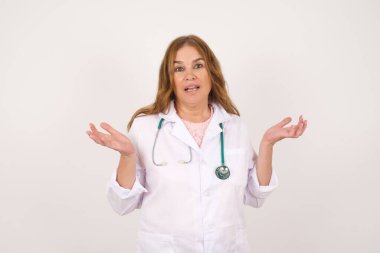 Belki evet ya da hayır. Olgun, Kafkas doktor kadın şaşkınlık içinde omuz silkiyor, gri beton duvarın üzerinden neyi izole etmek istediğine karar veremiyor. Tereddüt ve belirsizlik.