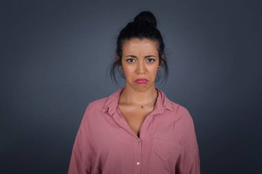 Üzgün bir kadının güzel yüzü üzgün ve üzgün bir şekilde ağlıyor. Üzüntüden gözyaşları döküyor. Yüz ifadesi ve duygu konsepti..