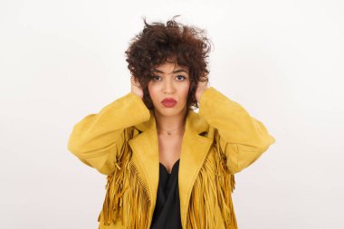 Elleriyle kulaklarını tıkayan bir kadın hard rock ya da yüksek sesle müzik dinlemek istemiyor. Avrupalı genç bir kadın gürültüyü ya da gürültüyü görmezden geliyor ya da elleriyle kulaklarını kapatıyor sokakta yüksek seslerden kaçınıyor.