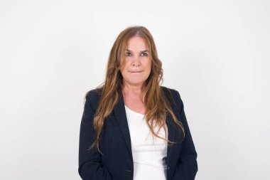 Düşüncelere dalmış düşüncelere dalmış, kaşlarını kaldırmış, dudaklarını kıvırmış, şık kıyafetler giymiş, metnin için gri duvara yaslanmış,.