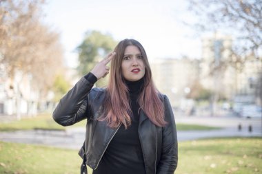 Parkta genç ve güzel bir kadın var.