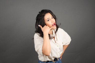 Gayri resmi giyinmiş güzel esmer kadın bana 