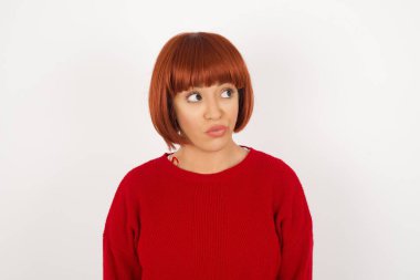 Hoş görünümlü genç bir kız öğrenci, düşünceli bir şekilde kenara bakıyor, üniversiteden sonra eylemler planlıyor, ne yapacağını hayal ediyor. Zeki kadın yeni projesini düşünüyor. Boşluğu griye kopyala.