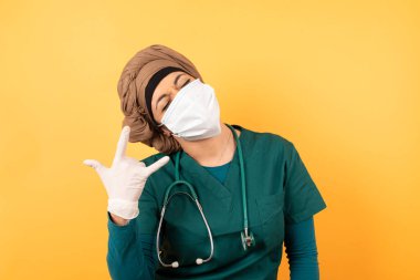 Yeşil üniformalı, genç, deli, Müslüman bir kadının portresi. Dil gösteriyor, jestler yapıyor. Konserde olmanın heyecanını dile getiriyor..