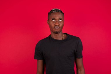 Komik komedyen gözlerini şaşı yapar, dudaklarını büzer, bütün gün çalıştıktan sonra suratını buruşturur. Tuhaf ifadeli cahil adam eğleniyor, aptalı oynuyor.. 