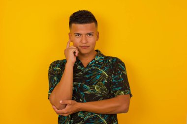 Yüzü duvara yakın duran neşeli, yakışıklı, İspanyol bir adam resmi. İyi haberleri dinledikten sonra kameraya mutlu bir ifadeyle bakmak. Kendinden emin adam..