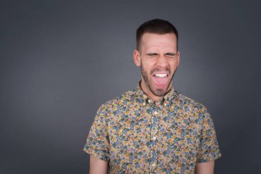 Negatif insan ifadeleri ve tavırları. Kızgın, tatminsiz erkek iğrenç bir ifadeye sahiptir. Çünkü çekici olmayan bir şey görür. Surat asar, beyaz arka planda soyutlanır. Güvensizlik ve nefret