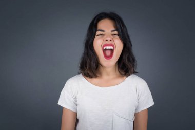 Stresli hippi kadın panik içinde bağırıyor, dehşet içinde gözlerini kapatıyor, en iyi arkadaşı hakkındaki korkunç haberi ya da felaketi öğreniyor, buna inanamıyorum. İnsanlar, stres, sıkıntı