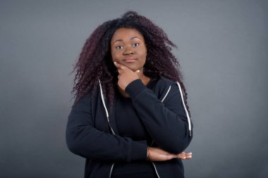 Endişe - sıradan giyinmiş güzel bir Afrikalı Amerikalı kadının kavramsal görüntüsü. Bir şeyden ya da birinin tırnak yemesinden korkuyor.