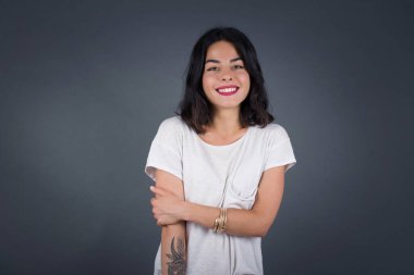 Sevimli, iyi huylu, beyaz bir kadın. Sevgisini ve sempatisini göstermek için kendini tutarak büyüleyici bir gülümseme ve dostça bir ifade takınıyor. Kalbim senin için.!