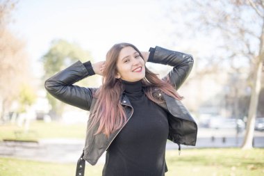 Parkta poz veren güzel bir kadın.