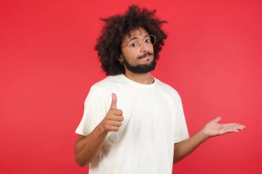 Saçları kızıl duvara dayanmış genç bir adam.   