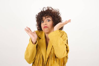 Güzel bir kadın ifadeden şüphe eder, şaşırır ve şaşırır, belirsiz bir gelecek omuzlarını silker, gri duvara karşı durur..