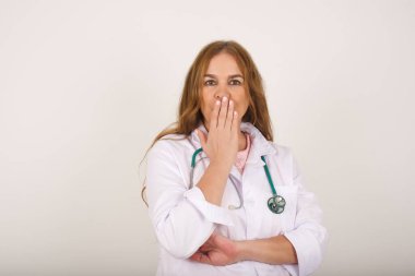 - Evet. Sanırım ben söyledim! Beyazlar içindeki beyaz elbiseli olgun kadın doktor portresini kapat. Avuç içiyle ağzını kapat. Nane arkaplanından izole edilmiş büyük gözlerle kameraya bak..