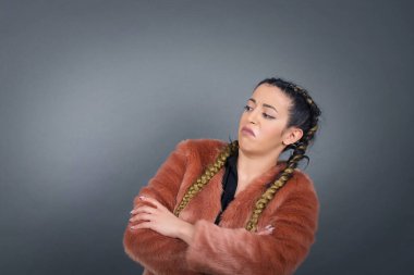 İçeride kollarını kavuşturmuş üzgün, genç bir kadının görüntüsü. Kötü haberleri dinledikten sonra hayal kırıklığına uğramış bir ifadeyle bakıyorum. Kendine güvenen kız.. 