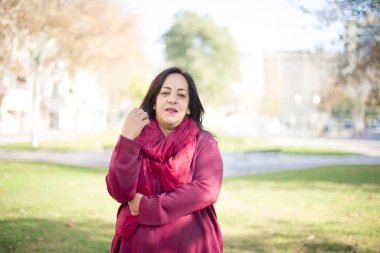 Parktaki orta yaşlı güzel Arap kadın.  