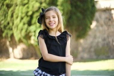 Olumlu insan yüz ifadeleri ve duyguları. Güzel bir sohbet sırasında çekici bir kızın kameraya geniş bir şekilde bakıp gülümsemesi..