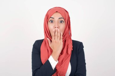 - Evet. Sanırım ben söyledim! Güzel Müslüman kadının yakın portresi siyah ceket giyer ve tesettürlü ağız avuç açar, parlak arkaplanda izole edilmiş büyük gözleri olan kameraya bakın.. 