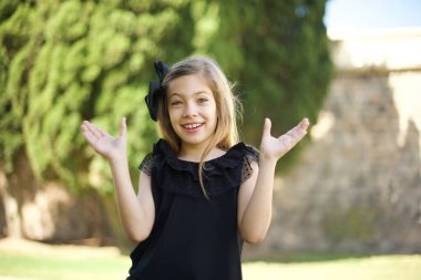 Genç güzel kız ciddi, güçlü ve isyankar hissediyor, yumruğunu kaldırıyor, protesto ediyor ya da devrim için savaşıyor.