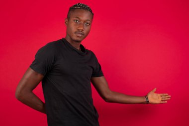 Arkaplanda hoş geldin jesti yapan yakışıklı Afro-Amerikan bir adamın portresi..