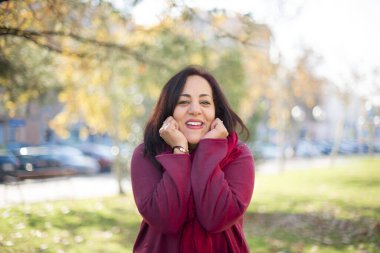 Parkta gülümseyen orta yaşlı güzel bir Arap kadın.  