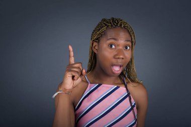 Hoş görünümlü Afro-Amerikan 'ın yakın portresi bir parmağını kaldırdı ve önemli bir şeyi unutmaması gerektiğini hatırladı..