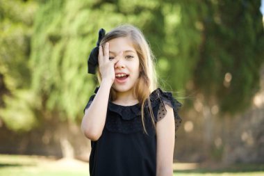 Karizmatik, kaygısız, neşeli, arkadaş canlısı, dışa dönük kız güler duyguları gizlemez, kıkırdar, komik şakalar yapar, güler yüzlü, yüzünde kocaman bir gülümseme olur. 