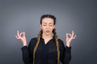 Meditasyon, din ve ruhani uygulamalar. Güzel sarışın kadın sabah uyandıktan sonra yoga yapıyor, gözlerini kapalı tutuyor, parmaklarını Mudra jestinde tutuyor..