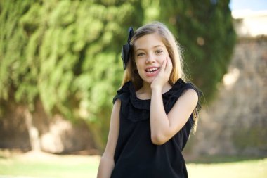 Şaşırtıcı güzellikteki kız, ağzı açık, ağzı açık ve eli yüzü kapalı bir şekilde şaşkınlıkla bakıyor. Olumlu duygu yüz ifadesi vücut dili.