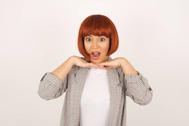 Stüdyoda oynaşan bir kadının elleriyle çeneye dokunmasına oldukça şaşırdım.