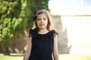 Siyah elbiseli güzel kız gergin ve korkmuş dudakları ısıran sabırsız ifadeli kameraya bakan, düşünceli. 