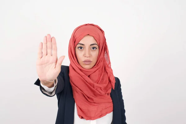Красива Мусульманська Жінка Носить Чорний Блейзер Хіджаб Робить Стоп Жест — стокове фото